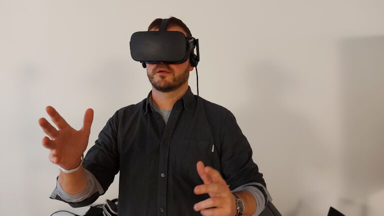 Mann mit VR-Brille
